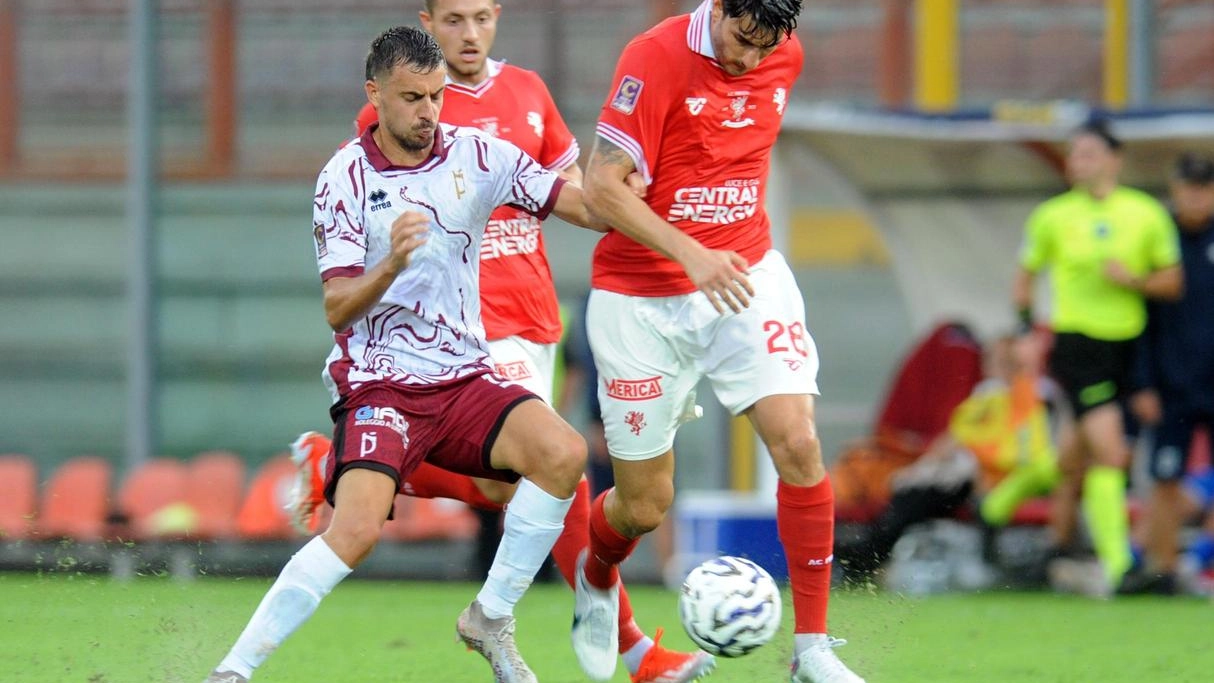 Il difensore biancorosso Davide Riccardi Il difensore biancorosso Davide Riccardi