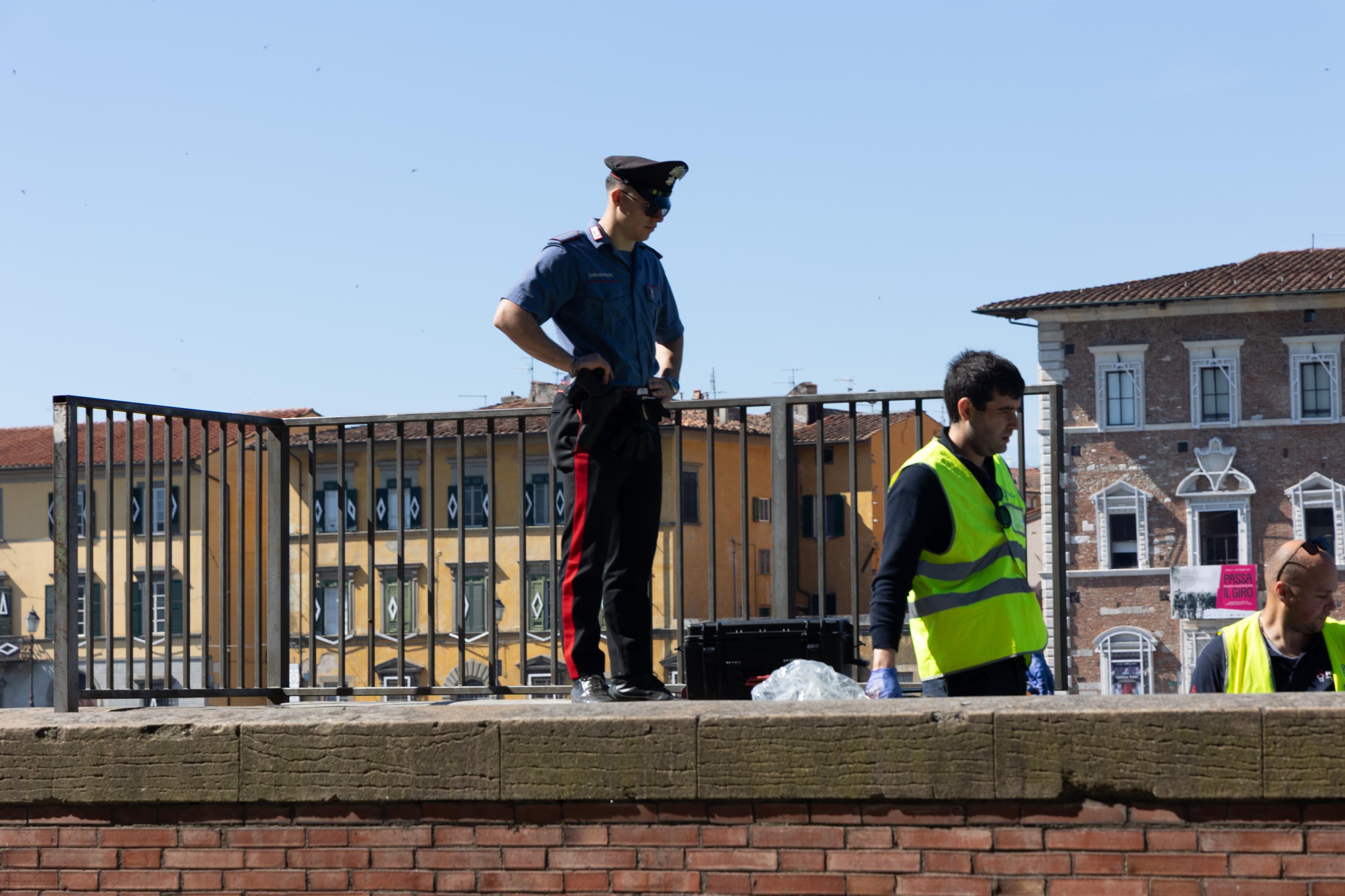 https://www.lanazione.it/image-service/view/acePublic/alias/contentid/Nzc0NDc1NTAtMzg2Ny00/0/i-carabinieri-sul-posto-foto-del-punta-valtriani.jpeg