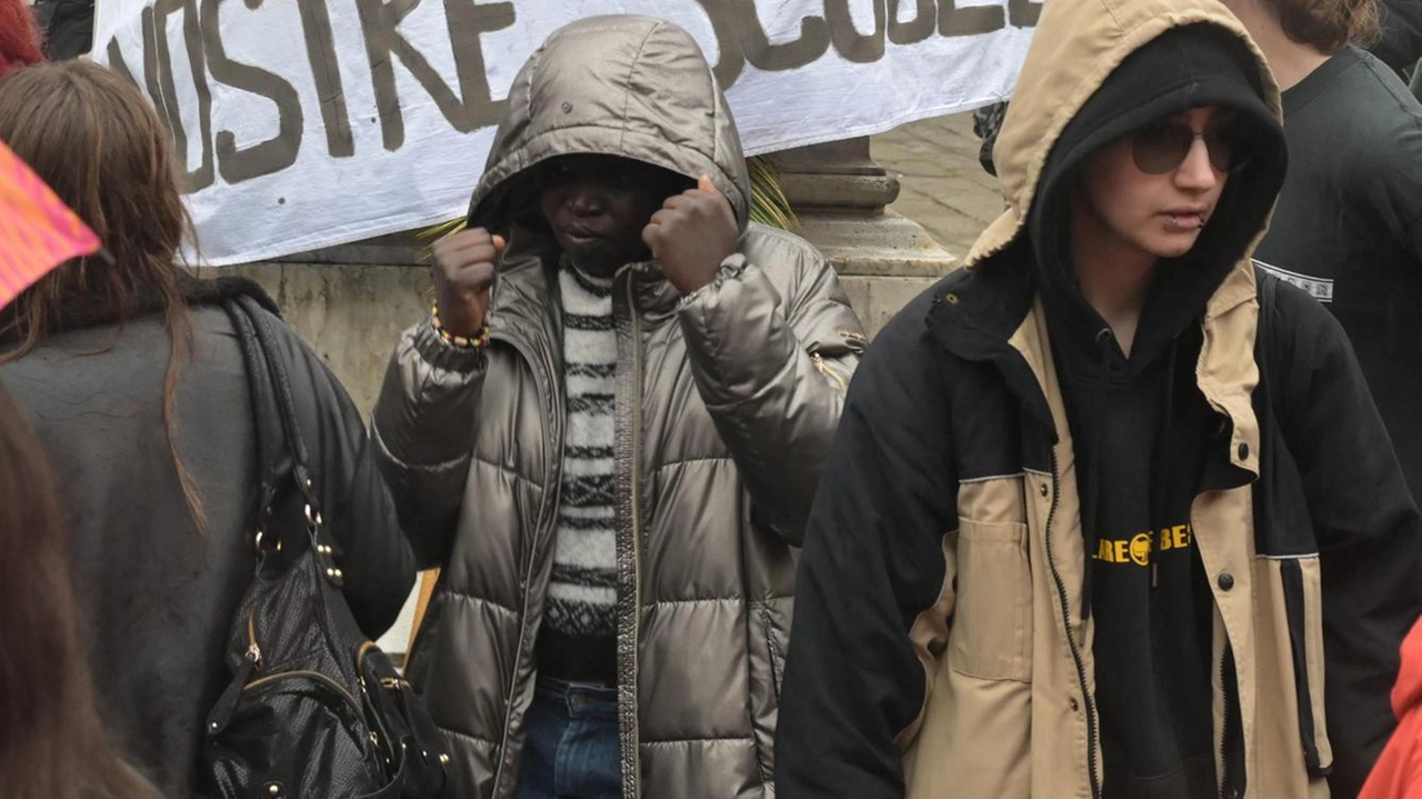 La manifestazione promossa da “Paladini“ e “Polo Fermi Giorgi“ ha sfilato da piazza Santa Maria a San Michele La manifestazione promossa da “Paladini“ e “Polo Fermi Giorgi“ ha sfilato da piazza Santa Maria a San Michele