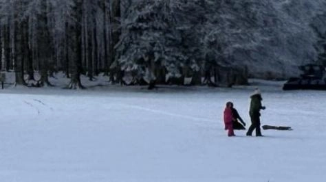 Fiocchi di neve sull’Amiata, imbiancata la vetta dove si può sciare, dai gestori dell’Isa l’annuncio che si sta lavorando per poter aprire anche i campi scuola che si trovano alle Macinaie