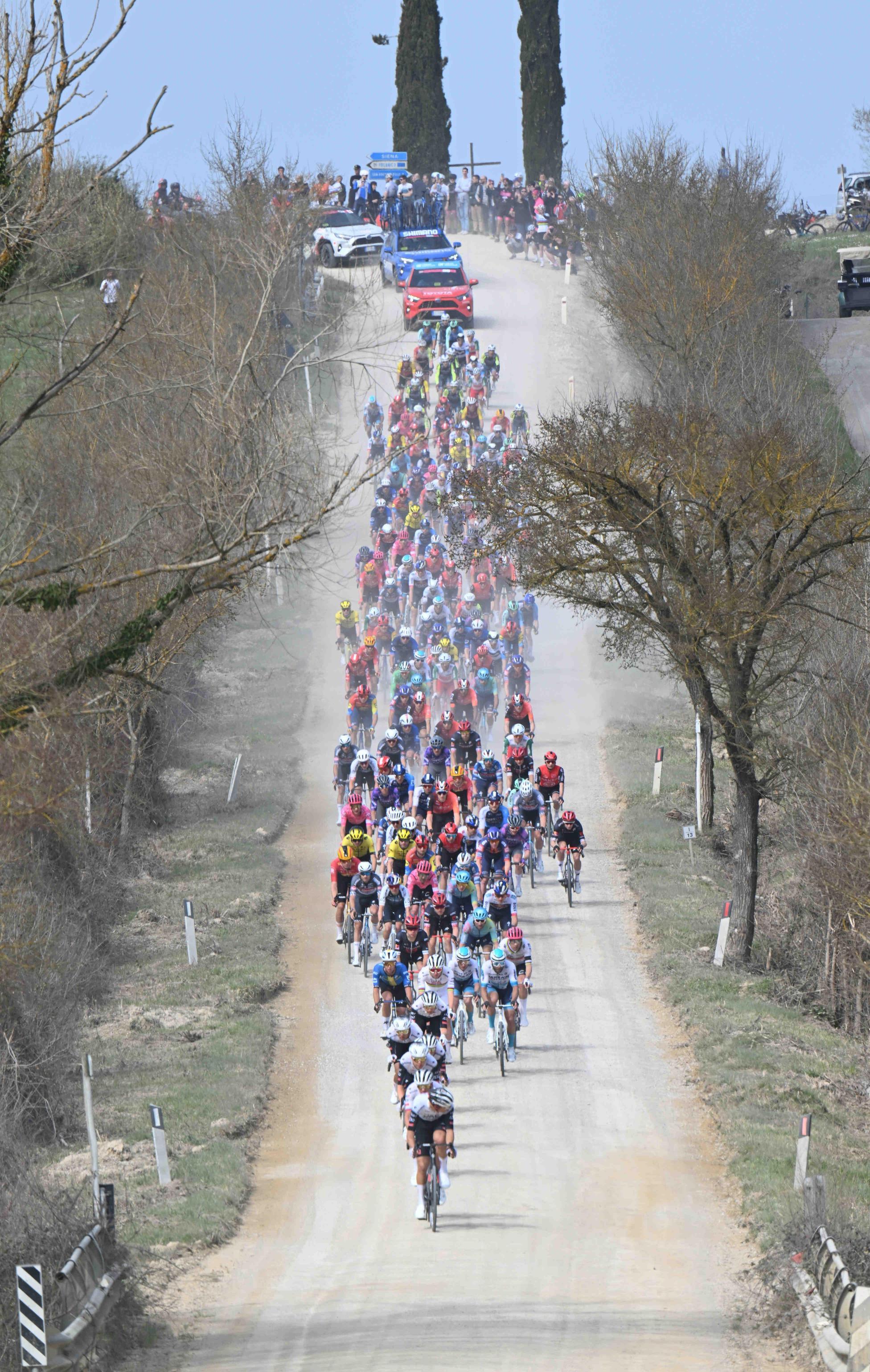 https://www.lanazione.it/image-service/view/acePublic/alias/contentid/Nzc1OWJkMzEtMjMzNy00/0/nova-eroica-epic-route-il-fascino-delle-strade-bianche-la-bellezza-si-unisce-alla-fatica.jpeg