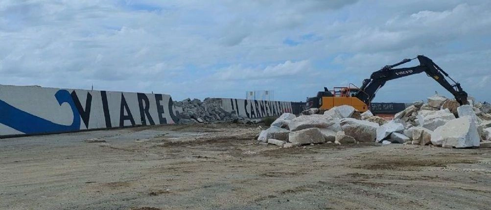 ‘Viareggio... era il Carnevale’. Abbattuta la dedica sul Muraglione durante i lavori per il sabbiodotto
