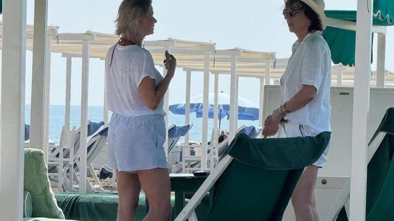 Tanta musica e animazione negli stabilimenti, tra dress code e drag queen. La cantante di "Sei nell’anima" stupisce tutti mostrandosi in topless .