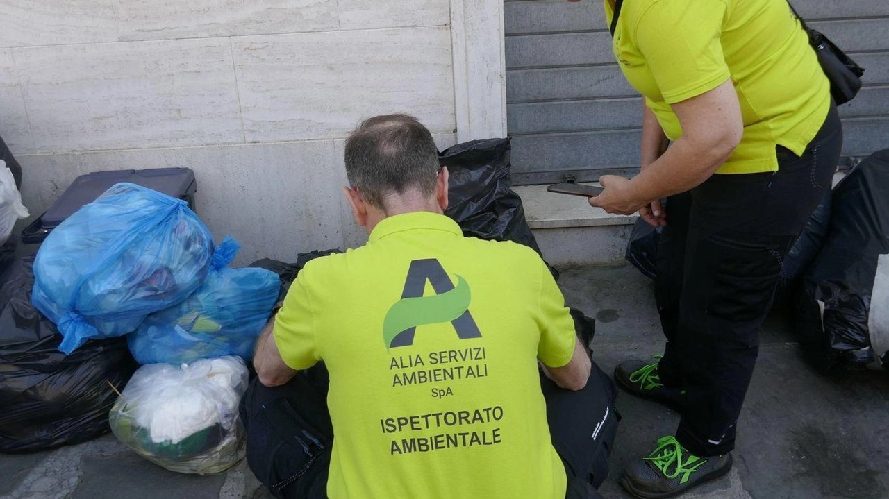 Un controllo degli ispettori di Alia sui rifiuti esposti. (. Foto d’archivio Attalmi)