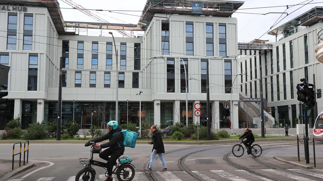 Il primo febbraio l’apertura del maxi complesso con lo student hotel. Tanti favorevoli: "Aiuterà la riqualificazione perché ci saranno tante persone". Architettura e scalinata piacciono meno: "Impatto troppo elevato" . Il primo febbraio l’apertura del maxi complesso con lo student hotel. Tanti favorevoli: "Aiuterà la riqualificazione perché ci saranno tante persone". Architettura e scalinata piacciono meno: "Impatto troppo elevato" .