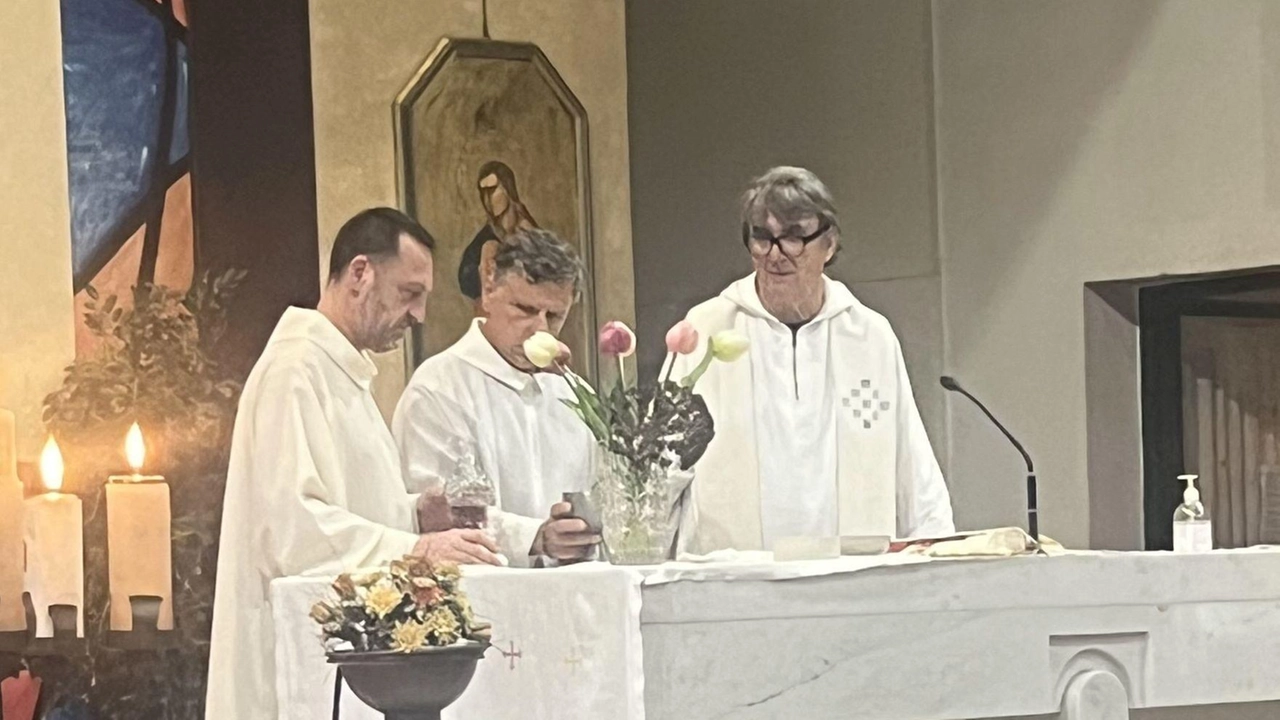 Don Massimo Biancalani ha celebrato la messa a Vicofaro in una chiesa gremita di fedeli Don Massimo Biancalani ha celebrato la messa a Vicofaro in una chiesa gremita di fedeli