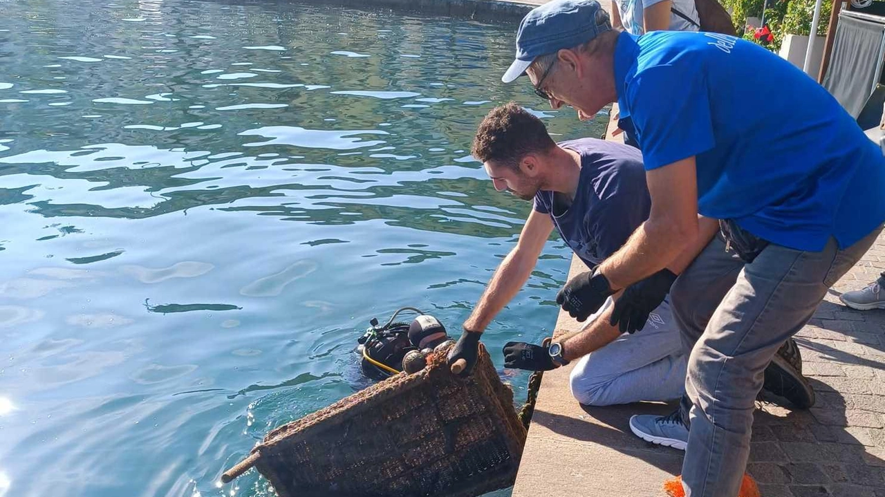 Un momento delle operazioni di recupero dei rifiuti gettati in mare Alla fine il bilancio parla di sei sacconi del peso di 500 chili ciascuno Un momento delle operazioni di recupero dei rifiuti gettati in mare Alla fine il bilancio parla di sei sacconi del peso di 500 chili ciascuno