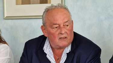 Geri (Fi): "Il sindaco non ha la nostra tessera". Benini (Pd): "La peggior pagina politica". La richiesta dei dem per un consiglio straordinario è stata ’declassata’ a interrogazione. Geri (Fi): "Il sindaco non ha la nostra tessera". Benini (Pd): "La peggior pagina politica". La richiesta dei dem per un consiglio straordinario è stata ’declassata’ a interrogazione.