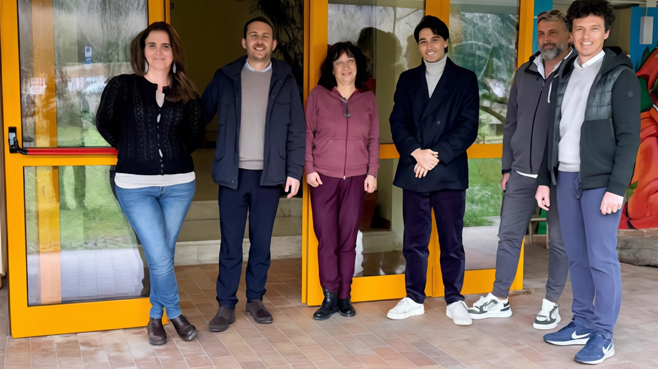 Il sindaco Pignotti e l’assessore Petruzzi con i bibliotecari e il direttore dei lavori Il sindaco Pignotti e l’assessore Petruzzi con i bibliotecari e il direttore dei lavori