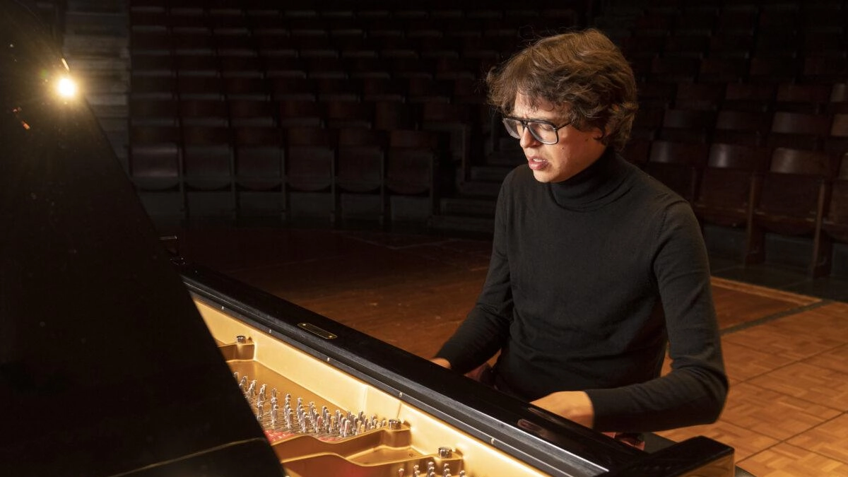 Lucas Debargue, pianista di fama internazionale, si esibirà stasera al Teatro Impavidi Lucas Debargue, pianista di fama internazionale, si esibirà stasera al Teatro Impavidi