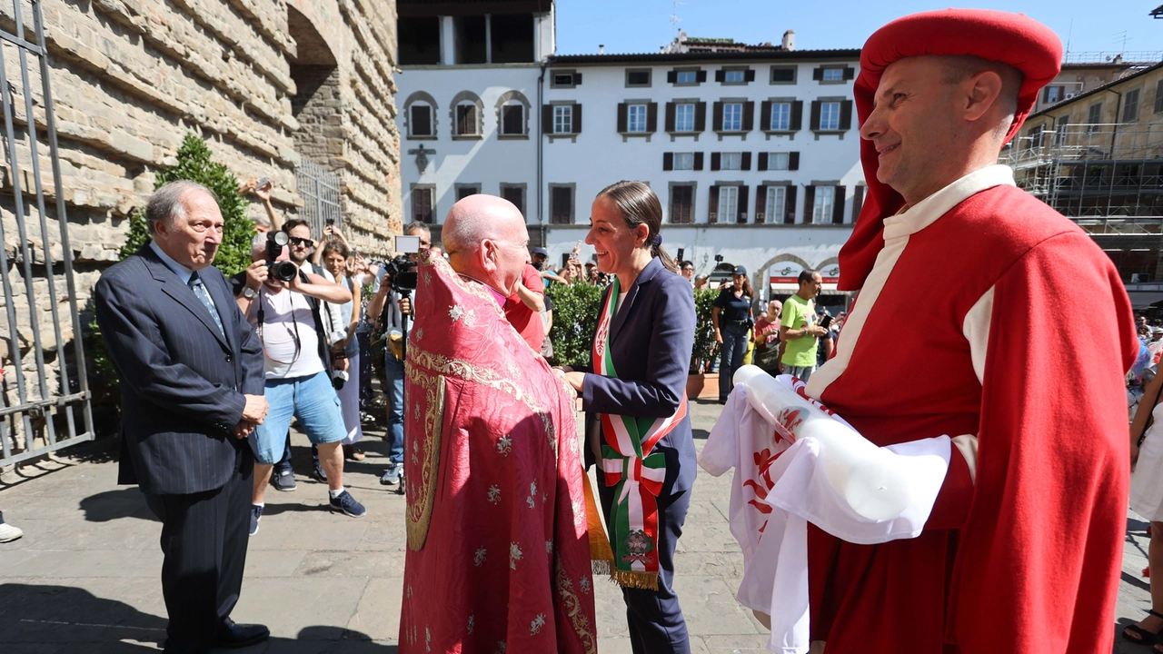 L'omaggio dei ceri da parte della sindaca Sara Funaro durante le celebrazioni dello scorso anno di San Lorenzo, co-patrono di Firenze. Domani mattina la tradizione si ripete L'omaggio dei ceri da parte della sindaca Sara Funaro durante le celebrazioni dello scorso anno di San Lorenzo, co-patrono di Firenze. Domani mattina la tradizione si ripete