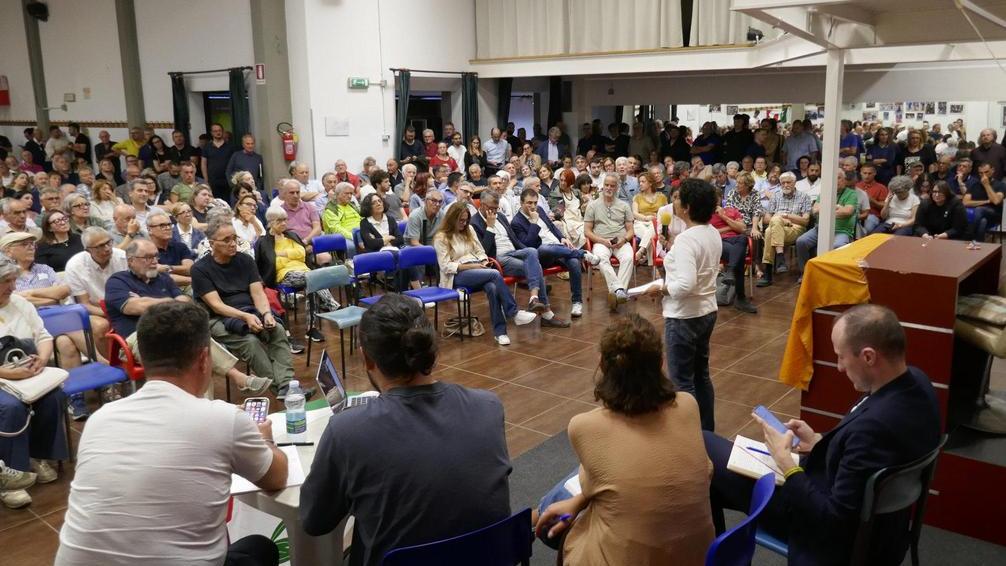 https://www.lanazione.it/image-service/view/acePublic/alias/contentid/Nzc5OGI0MTQtYjMyNS00/0/maxi-assemblea-il-pd-si-analizza-ce-il-caso-dimissioni-fantasma.jpeg?f=16:9&w=1200&h=630