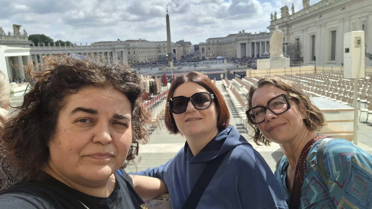Sono partite ieri mattina da Siena, destinazione Roma "per salutare papa Francesco": Benedetta, Lilia, Elisabetta. Ecco il loro racconto. "Abbiamo... Sono partite ieri mattina da Siena, destinazione Roma "per salutare papa Francesco": Benedetta, Lilia, Elisabetta. Ecco il loro racconto. "Abbiamo...