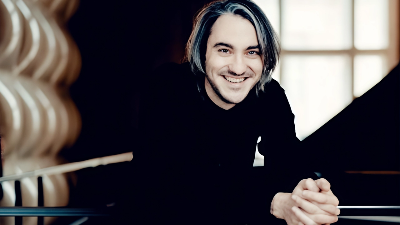 Il giovane talento del pianoforte Alexander Gadjev inaugura il Festival delle Nazioni con un concerto eclettico e coinvolgente, spaziando da Liszt a Beethoven. Il giovane talento del pianoforte Alexander Gadjev inaugura il Festival delle Nazioni con un concerto eclettico e coinvolgente, spaziando da Liszt a Beethoven.
