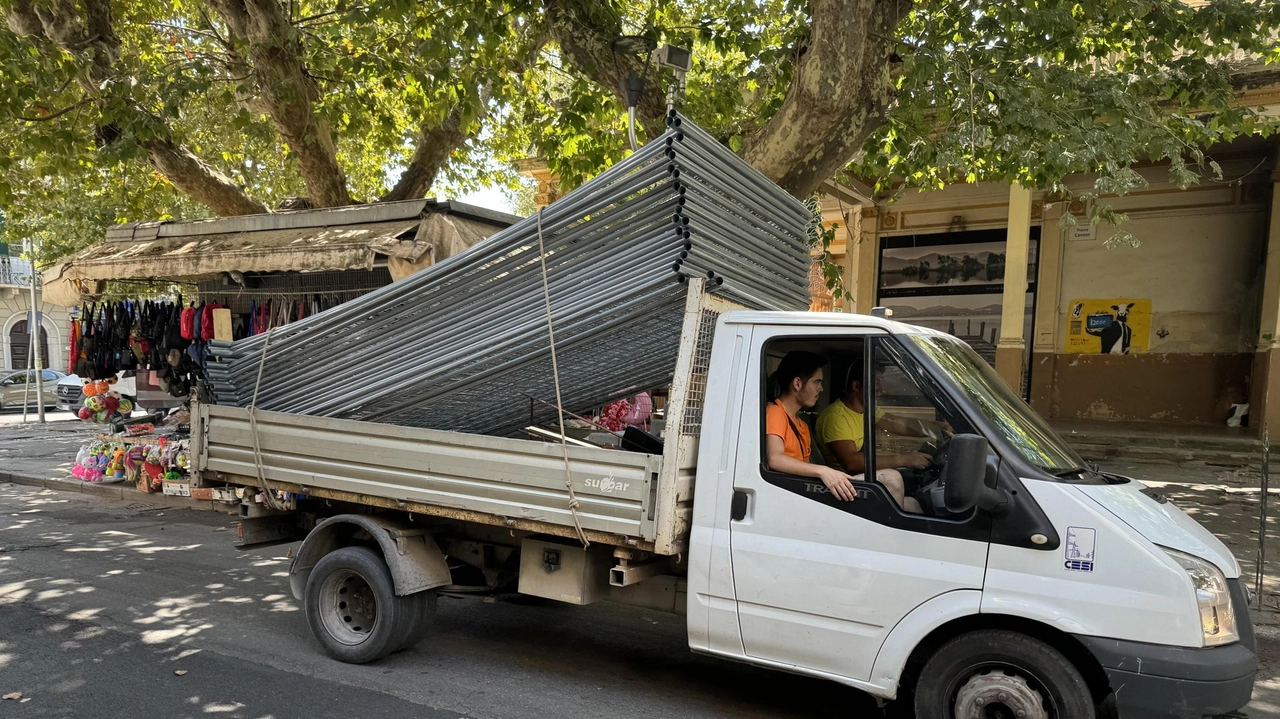 L’arrivo degli operai della ditta incaricata di eseguire la bonifica dell’area del Loggiato lo scoros 8 agosto L’arrivo degli operai della ditta incaricata di eseguire la bonifica dell’area del Loggiato lo scoros 8 agosto
