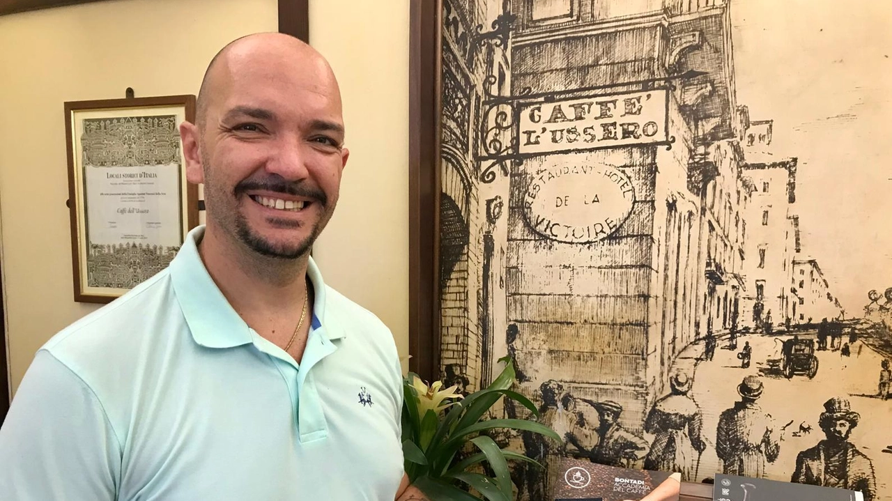 Ferragosto di lavoro nel cuore del centro storico: la testimonianza dei titolari di due bar storici, il Caffè dell’Ussero e l’Antico Caffè Toti. Ferragosto di lavoro nel cuore del centro storico: la testimonianza dei titolari di due bar storici, il Caffè dell’Ussero e l’Antico Caffè Toti.