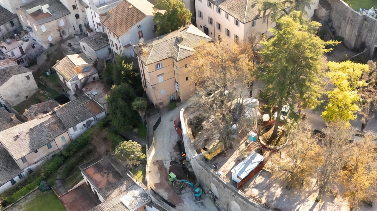 Nel corso dei lavori nel cantiere per il nuovo ascensore, tra i Giardini Oberdan e Via Termoli, sono state ritrovate due antiche murature, a due diversi livelli di profondità Nel corso dei lavori nel cantiere per il nuovo ascensore, tra i Giardini Oberdan e Via Termoli, sono state ritrovate due antiche murature, a due diversi livelli di profondità