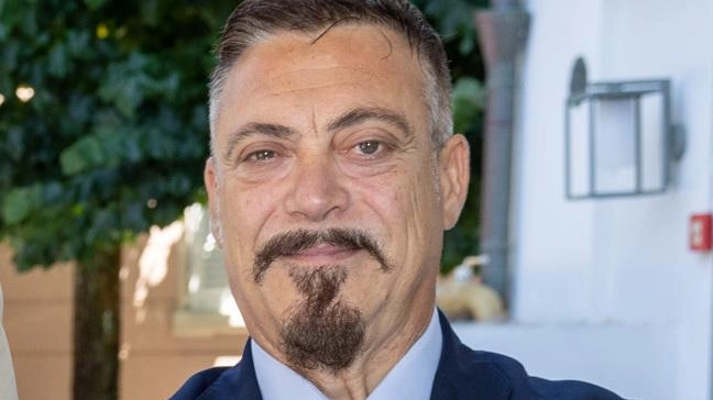 Il 34enne è stato rintracciato grazie alle indagini del commissariato. Fra le accuse anche un incendio appiccato lanciando frecce infuocate. Il 34enne è stato rintracciato grazie alle indagini del commissariato. Fra le accuse anche un incendio appiccato lanciando frecce infuocate.