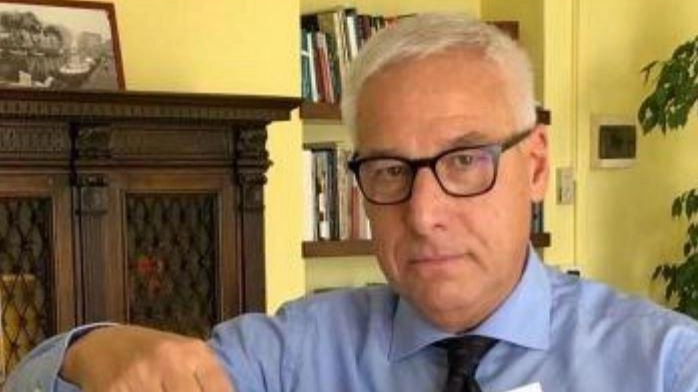 Il sindaco Giorgio Del Ghingaro mostra gli atti «incriminati» Il sindaco Giorgio Del Ghingaro mostra gli atti «incriminati»