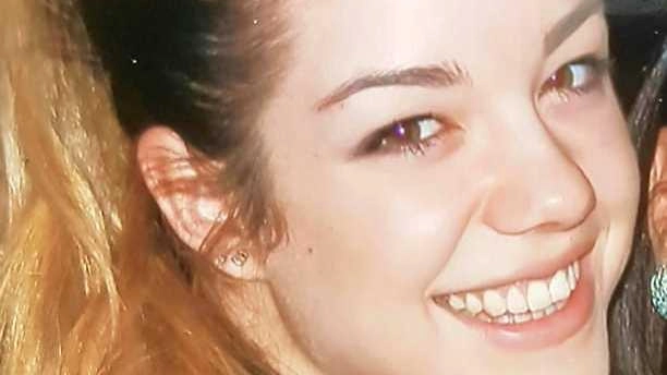 Simona Di Vita, madre di Elisa Pezzini, vittima di un incidente stradale, si batte per l'educazione stradale nelle scuole e l'applicazione dell'Articolo 230 per prevenire tragedie simili. Simona Di Vita, madre di Elisa Pezzini, vittima di un incidente stradale, si batte per l'educazione stradale nelle scuole e l'applicazione dell'Articolo 230 per prevenire tragedie simili.