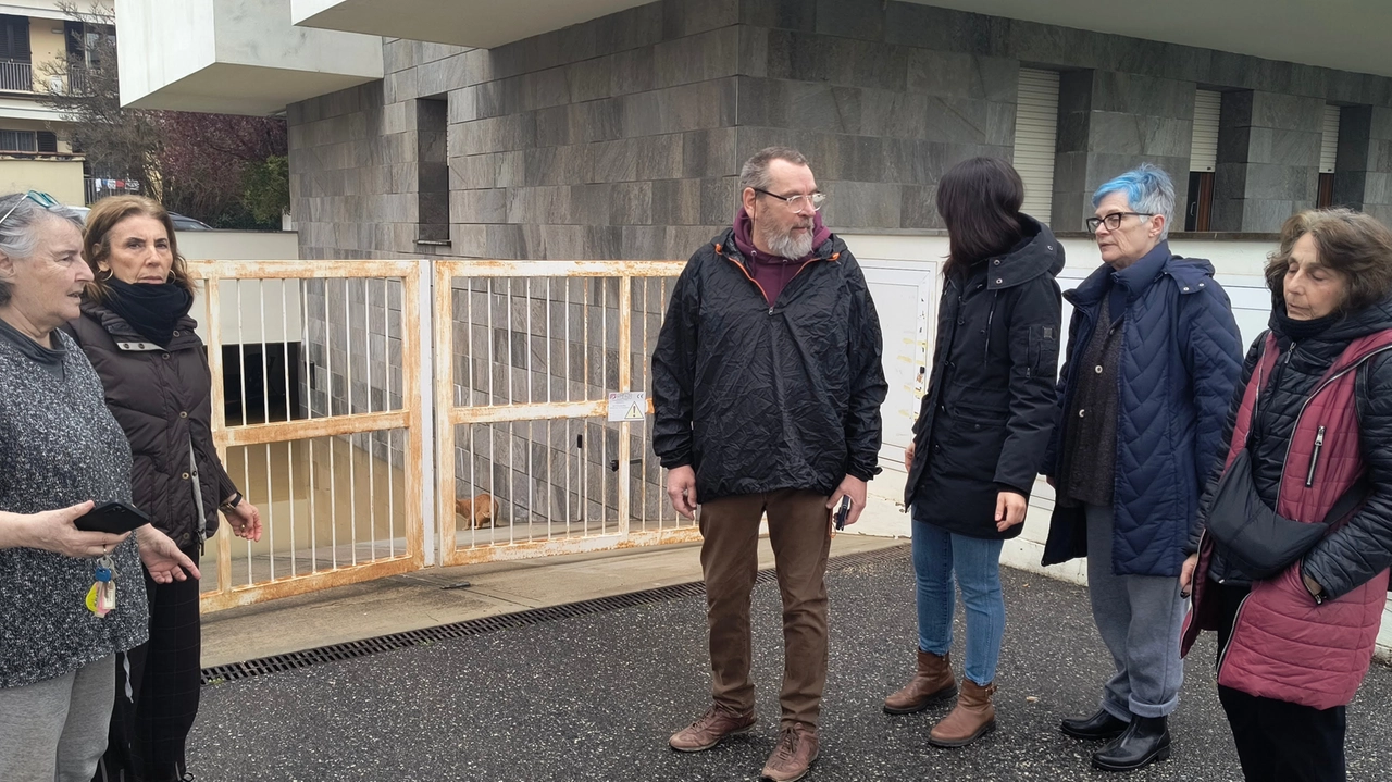 Nell'ultima alluvione del 14 marzo in via Arnoldi hanno perso auto e moto nei garage