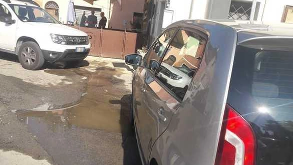 "Qui davanti c’è una perdita d’acqua che va avanti da mesi. Sono venuti sei o sette volte a mettere rattoppi,... "Qui davanti c’è una perdita d’acqua che va avanti da mesi. Sono venuti sei o sette volte a mettere rattoppi,...