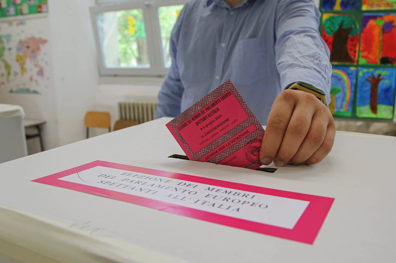 Una sezione elettorale a Perugia. L'affluenza resta il tallone d'achille anche in Umbria. Hanno votato sei cittadini aventi diritto su dieci (Foto Crocchioni)
