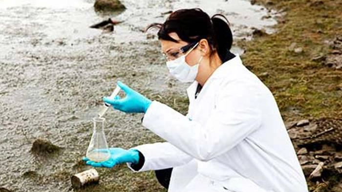 Un prelievo di sostanze inquinanti dal terreno Un prelievo di sostanze inquinanti dal terreno