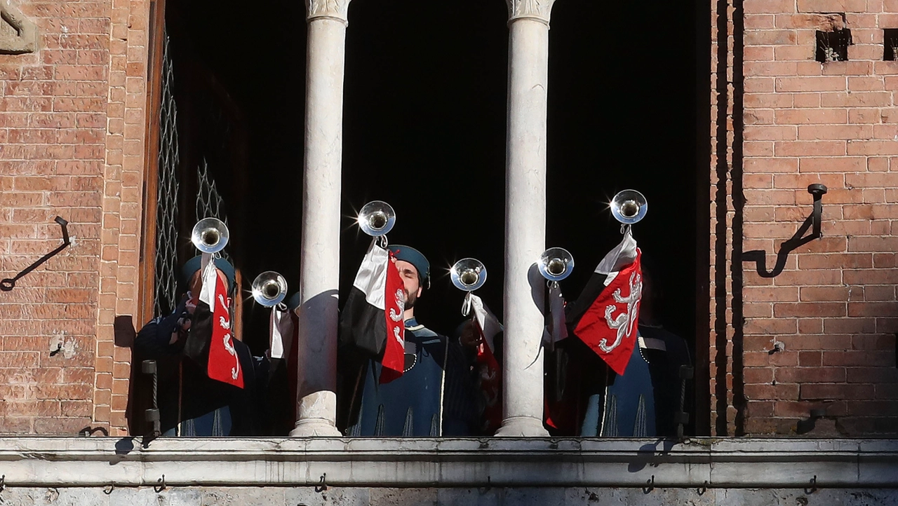 Le chiarine alle trifore di Palazzo pubblico Le chiarine alle trifore di Palazzo pubblico