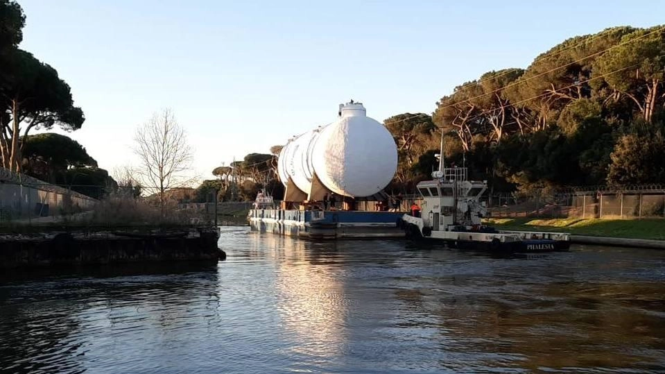 Il canale dei Navicelli,. arteria che collega il porto di Livorno e il polo nautico pisano Il canale dei Navicelli,. arteria che collega il porto di Livorno e il polo nautico pisano
