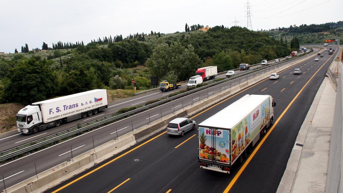 Incidente in A1 oggi, scontro tra camion e furgone. Tratto chiuso in direzione Bologna Incidente in A1 oggi, scontro tra camion e furgone. Tratto chiuso in direzione Bologna