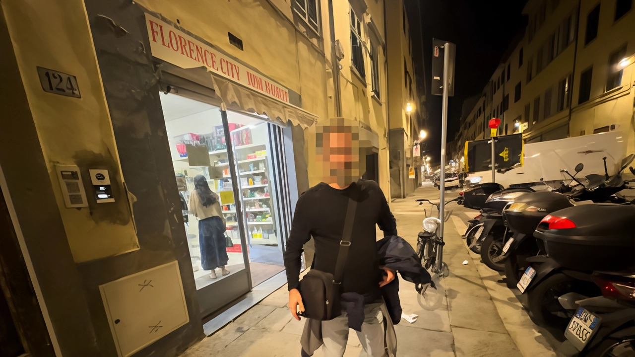 Tour a 15 giorni dall’ordinanza che impone la chiusura dei negozi dopo le 21 in 19 strade. In molti rigano dritto davanti alla ronda dei vigili. Zero in condotta per via Panicale. . Tour a 15 giorni dall’ordinanza che impone la chiusura dei negozi dopo le 21 in 19 strade. In molti rigano dritto davanti alla ronda dei vigili. Zero in condotta per via Panicale. .