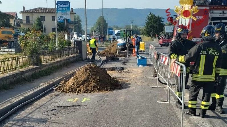 Sul posto sono intervenuti anche i vigili del fuoco per garantire la sicurezza Sul posto sono intervenuti anche i vigili del fuoco per garantire la sicurezza