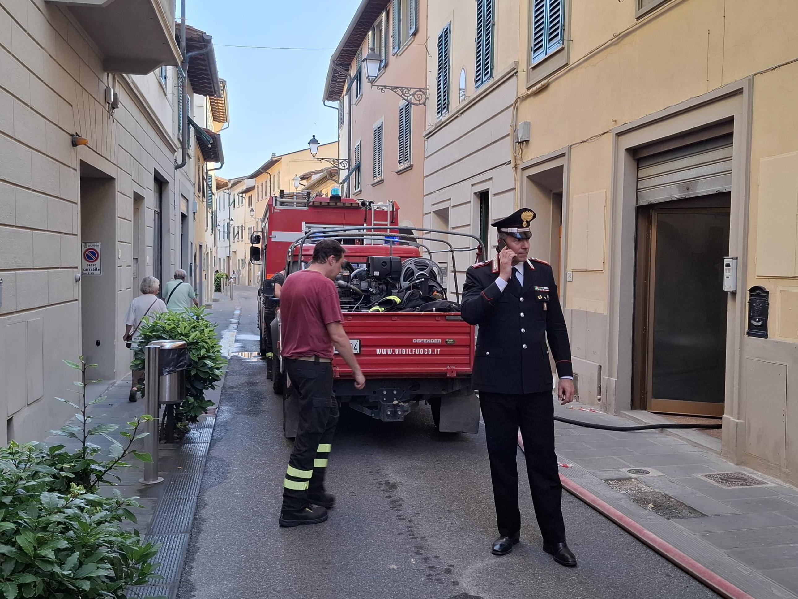 Garage a fuoco a San Casciano, fumo nero e rischio esplosione. Arrivano i vigili del fuoco Garage a fuoco a San Casciano, fumo nero e rischio esplosione. Arrivano i vigili del fuoco