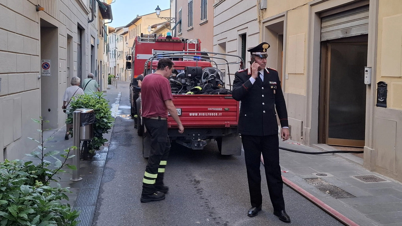 Incendio in un garage a San Casciano Val di Pesa. Sul posto carabinieri e vigili del fuoco (Fotocronache Germogli) Incendio in un garage a San Casciano Val di Pesa. Sul posto carabinieri e vigili del fuoco (Fotocronache Germogli)