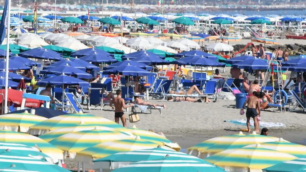 Spiagge apuane piene di ombrelloni ma i turisti quest’anno non sembra abbiano consentito il sold out