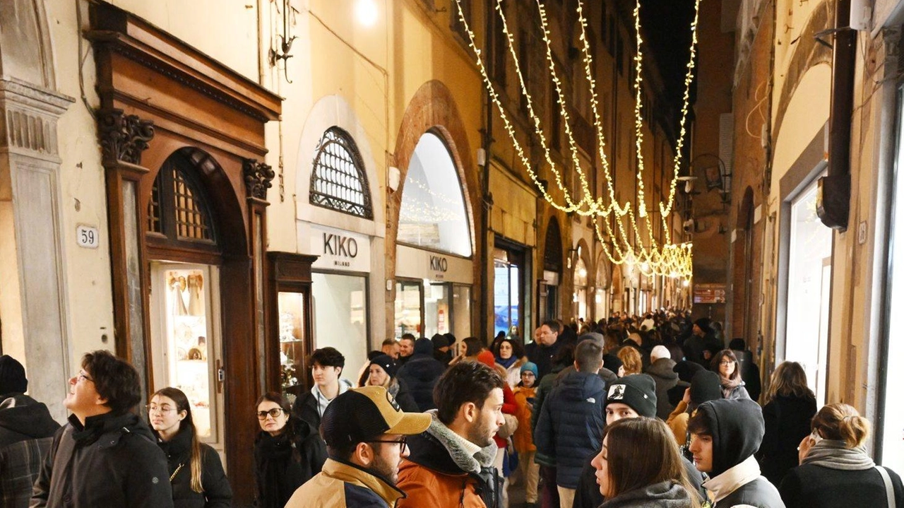 Le vie dello shooping natalizio durante una delle aperture serali (foto Alcide) Le vie dello shooping natalizio durante una delle aperture serali (foto Alcide)