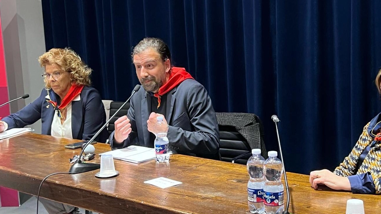 Assisi: i designati sono Lorenzo Donati, Maurizio Zaccaro ed Élisabeth Crouzet-Pavan. Il presidente dell’Ente, Stefano Venarucci, chiama le Parti. Taverne aperte e coreografie. Assisi: i designati sono Lorenzo Donati, Maurizio Zaccaro ed Élisabeth Crouzet-Pavan. Il presidente dell’Ente, Stefano Venarucci, chiama le Parti. Taverne aperte e coreografie.
