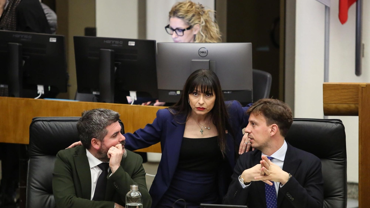L’assemblea legislativa approva a maggioranza il pacchetto da 52 milioni per far fronte allo sbilancio. Aspro il confronto in Aula. Proietti apre: "Facciamo insieme le riforme". Tesei: "Non ci tapperete la bocca".