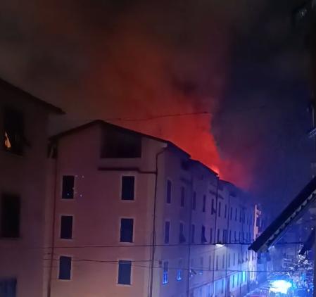 Spezia, incendio nel quartiere Umbertino. Fiamme alte e paura, arrivano i vigili del fuoco Spezia, incendio nel quartiere Umbertino. Fiamme alte e paura, arrivano i vigili del fuoco