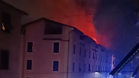 L'incendio nel quartiere Umbertino (Foto da Facebook) L'incendio nel quartiere Umbertino (Foto da Facebook)