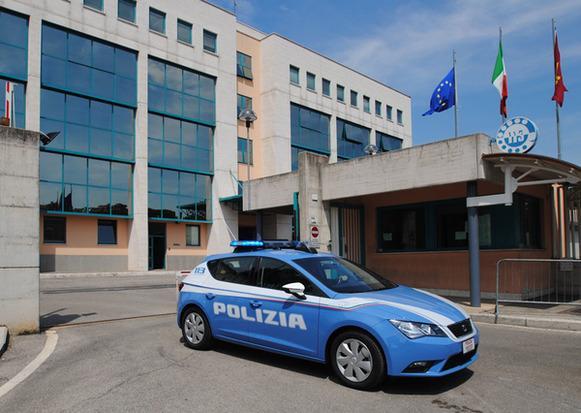 https://www.lanazione.it/image-service/view/acePublic/alias/contentid/NzdkZDQ1ODktYzNkMi00/0/terrorizzava-piazza-grimana-espulso-dopo-arresti-e-daspo.jpeg