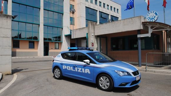 A eseguire l’espulsione contro il 34enne albanese sono stati gli agenti della Questura di Perugia A eseguire l’espulsione contro il 34enne albanese sono stati gli agenti della Questura di Perugia