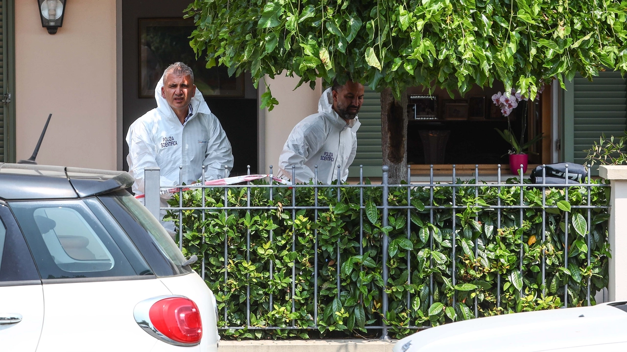 I rilievi della polizia scientifica nella villetta di viale Buozzi dove si è consumata la tragedia (Gasperini/FotocronacheGermogli)