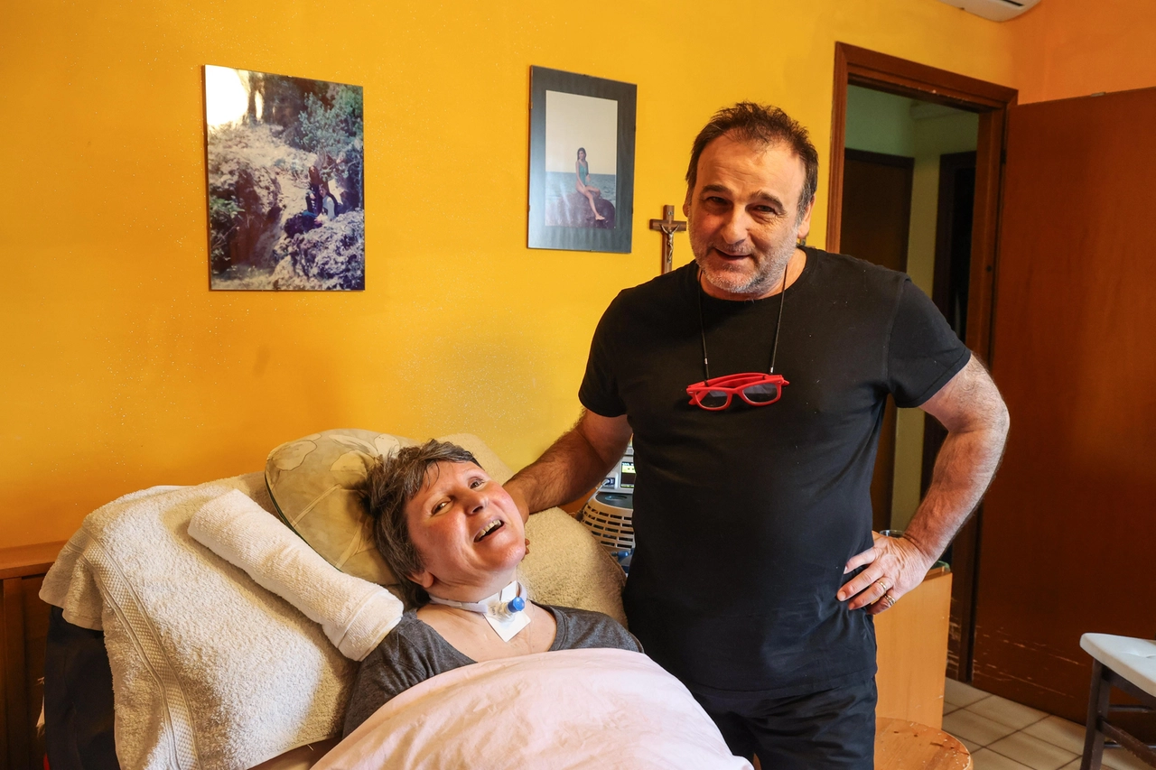Eleonora, a letto per una malattia rarissima. Nella foto è con il marito