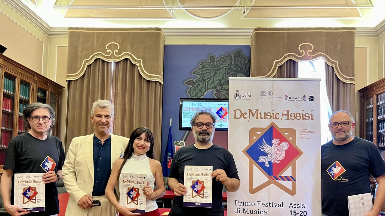 Musicisti e ricercatori da tutto il mondo nella città serafica per far conoscere a tutti la musica antica. Nella foto la presentazione con il sindaco Stefania Proietti Musicisti e ricercatori da tutto il mondo nella città serafica per far conoscere a tutti la musica antica. Nella foto la presentazione con il sindaco Stefania Proietti
