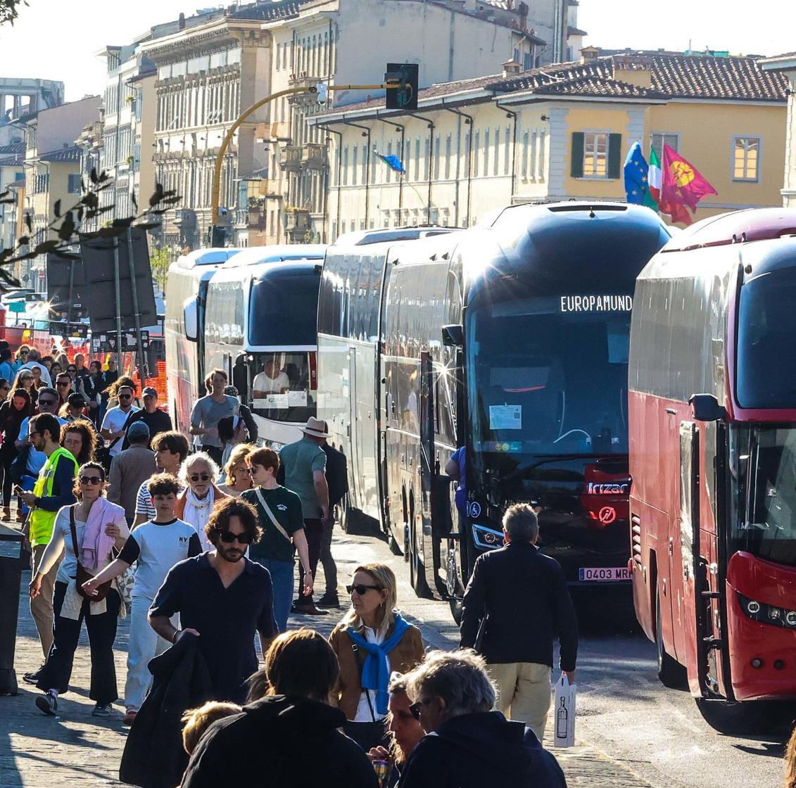 Croceristi e bus. Livorno replica: "Attacco ingiusto"