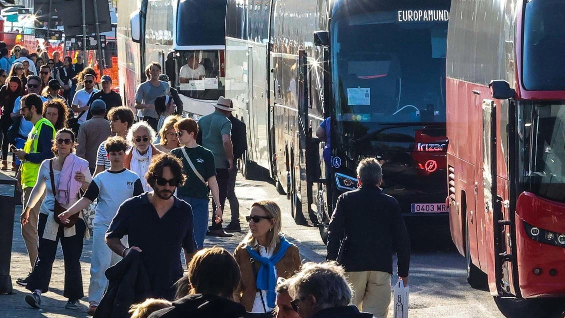 Nei giorni scorsi una flotta di cento bus turistici sono partiti da Livorno e arrivati a Firenze Nei giorni scorsi una flotta di cento bus turistici sono partiti da Livorno e arrivati a Firenze