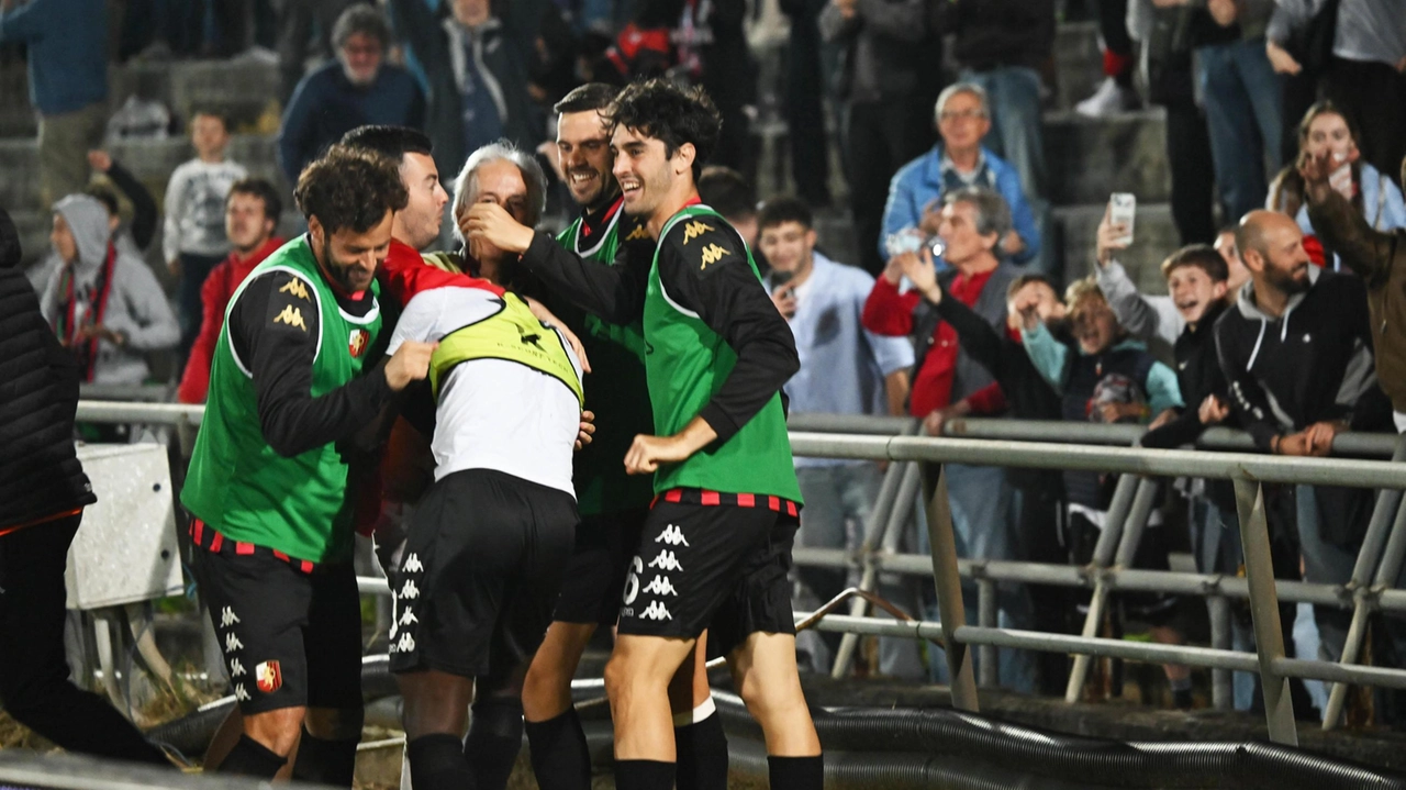 La festa davanti alla curva Ovest dei rossoneri dopo il gol-partita di Badje La festa davanti alla curva Ovest dei rossoneri dopo il gol-partita di Badje
