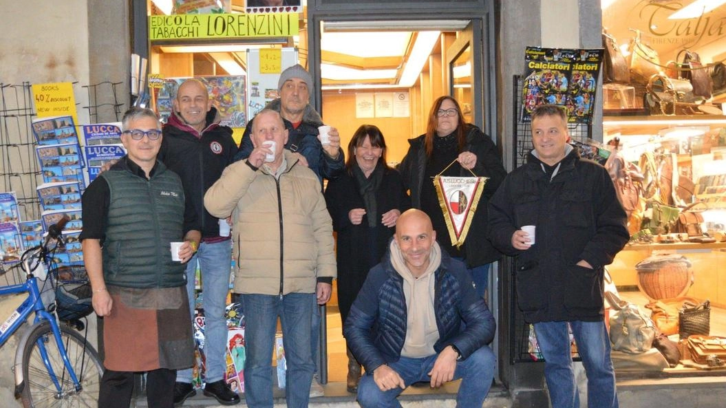 Un brindisi natalizio e un abbraccio per salutare con affetto la chiusura dell’edicola tabaccheria “Lorenzini“ in via Fillungo...